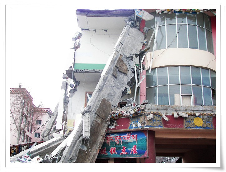 災區(qū)倒塌的樓房